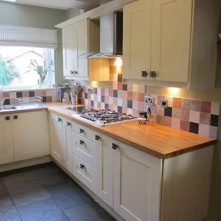 Quiet 3 Bed House With Gardens & Games *