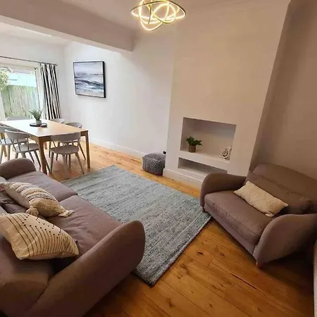 Quiet 3 Bed House With Gardens & Games *