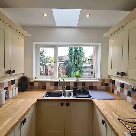 Quiet 3 Bed House With Gardens & Games * York