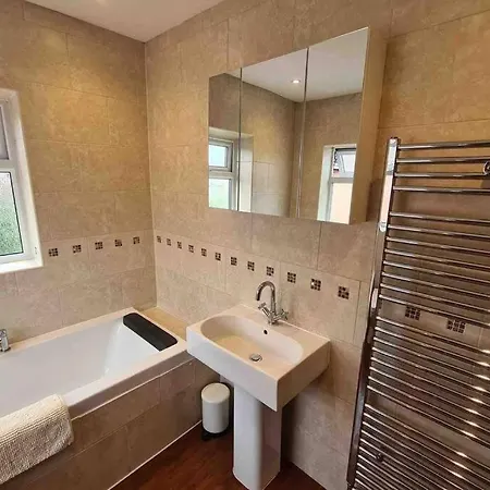 Quiet 3 Bed House With Gardens & Games