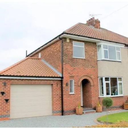 Holiday home Quiet 3 Bed House With Gardens & Games York