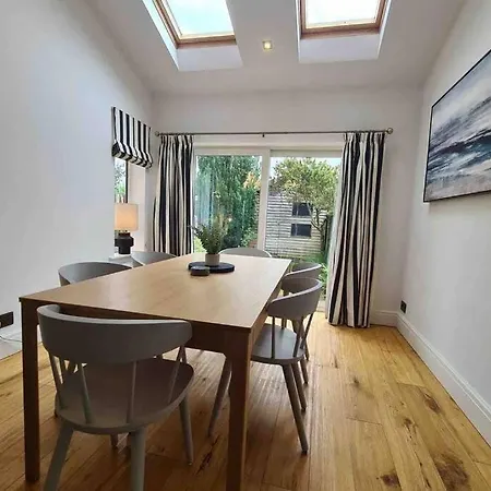 Quiet 3 Bed House With Gardens & Games Holiday home *