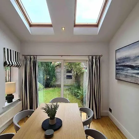 Quiet 3 Bed House With Gardens & Games Holiday home